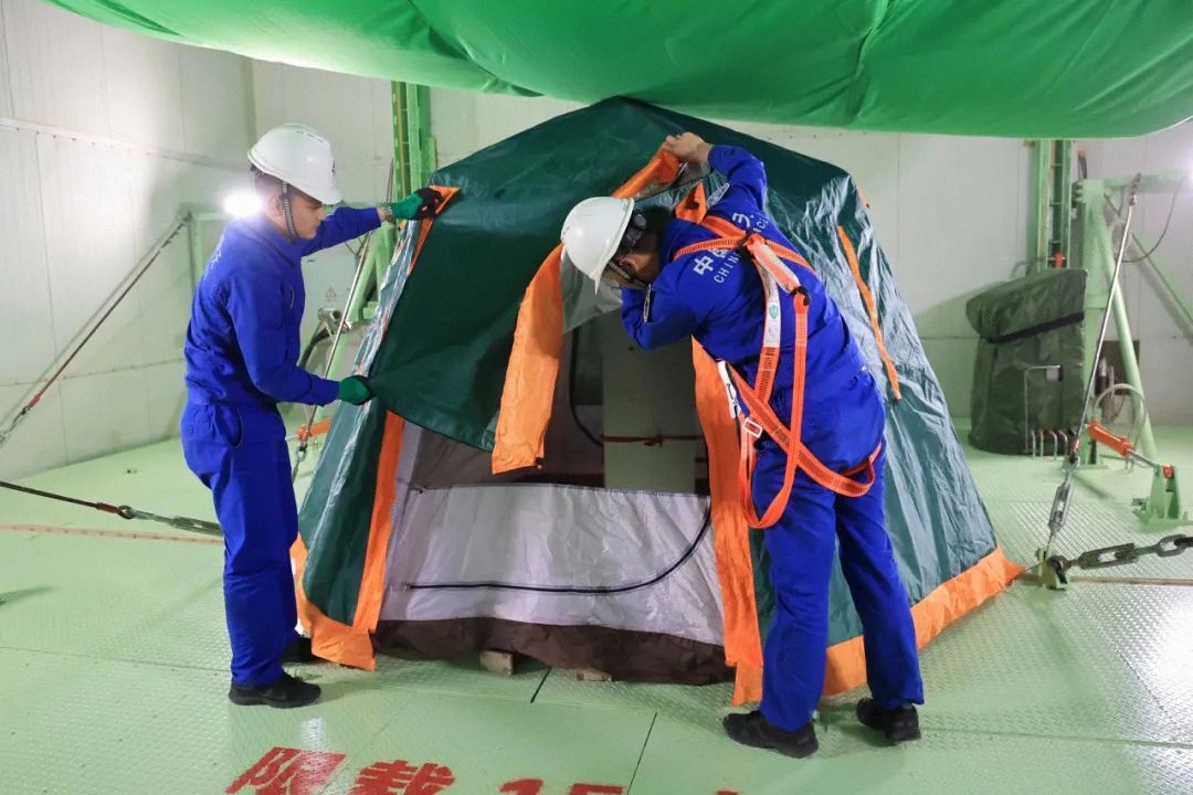 神舟二十号载人飞船升空在即,发射中心迎战风沙