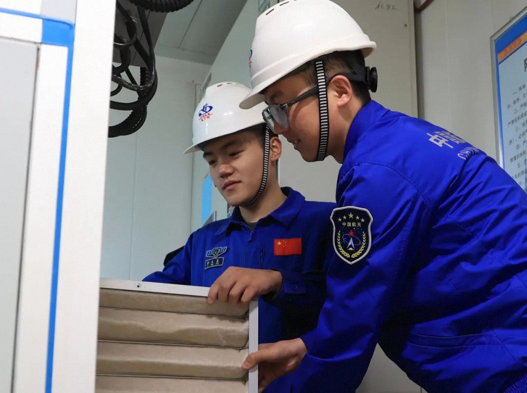 神舟二十号载人飞船升空在即,发射中心迎战风沙