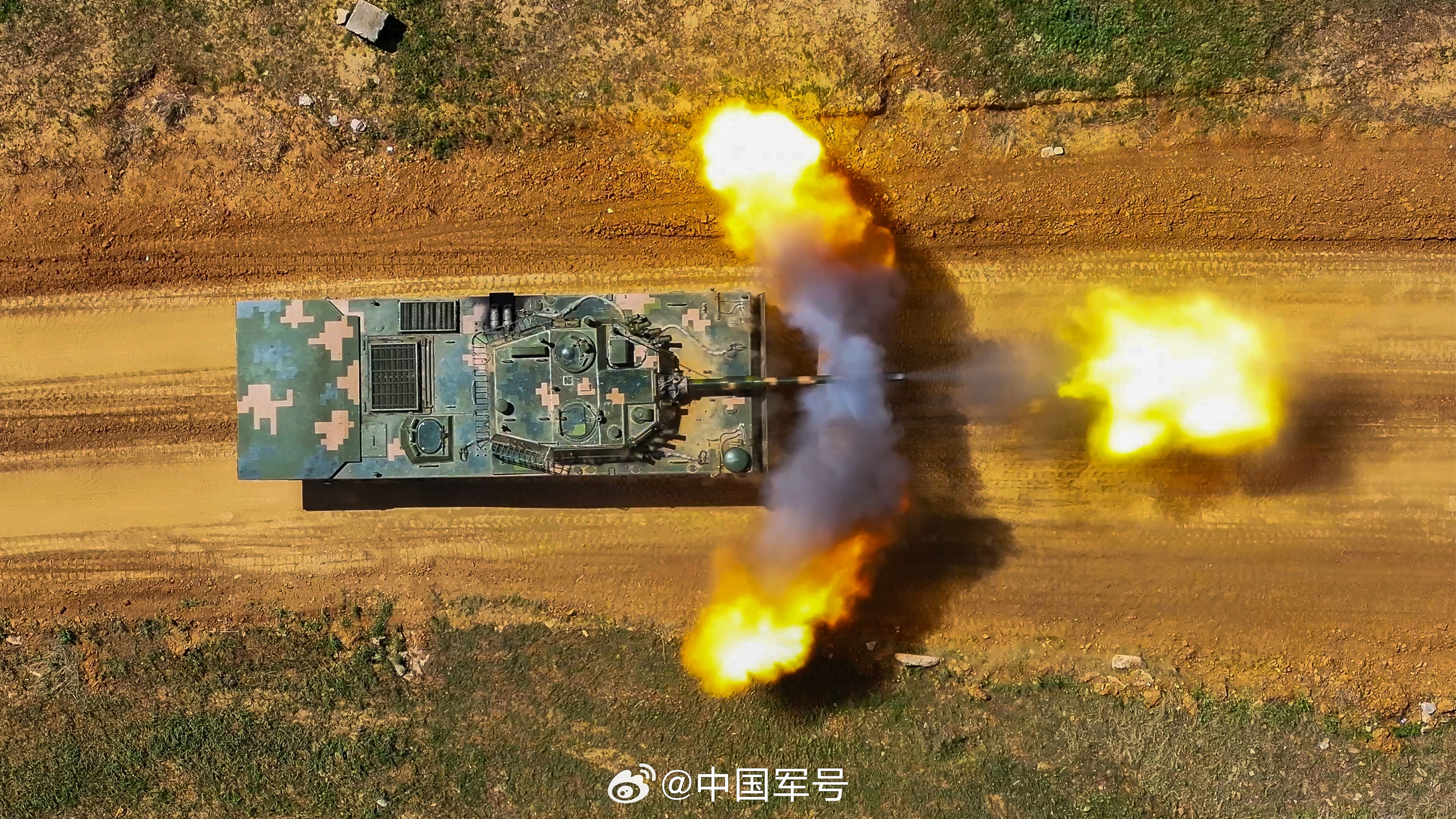 模拟实战！直击装甲突击车行进间射击