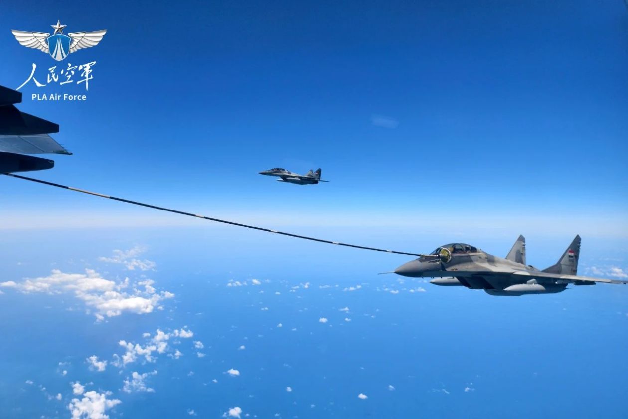 4月28日，参加中埃“文明之鹰-2025”空军联合训练的中国空军运油-20飞机和埃及空军米格-29飞机进行空中加油训练。图源：“人民空军”微信公众号