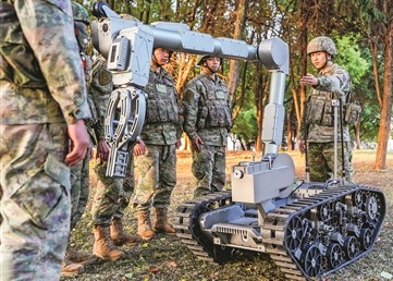 陆军某旅教练员讲解排爆机器人相关性能。潘光波