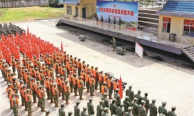 宣读出入队人员名单并组织参训基干民兵点名。柴均林摄