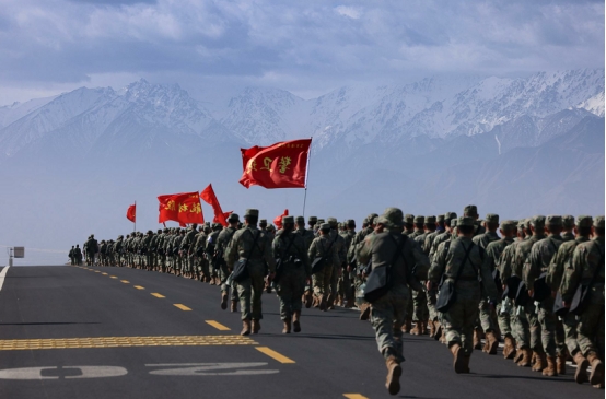 空军某部这样进行了30公里徒步拉练:急行军、战场救护、穿越染毒地带......