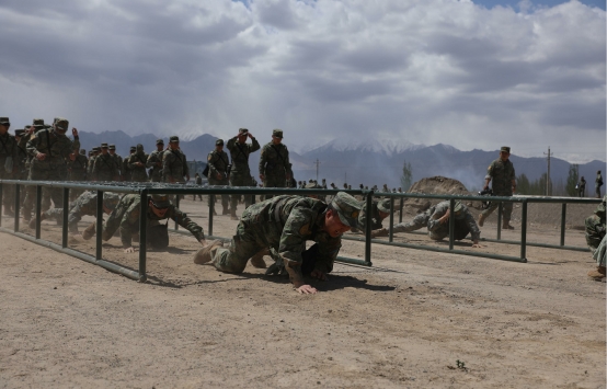 空军某部这样进行了30公里徒步拉练:急行军、战场救护、穿越染毒地带......