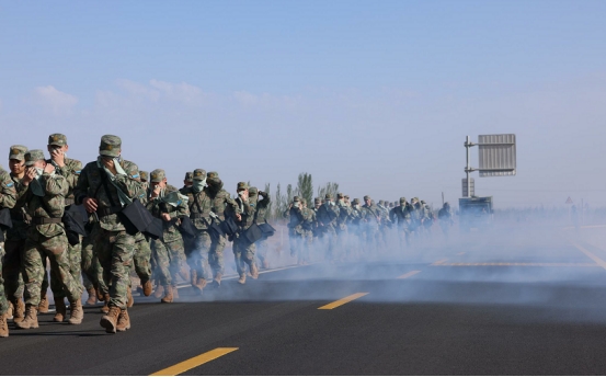 空军某部这样进行了30公里徒步拉练:急行军、战场救护、穿越染毒地带......