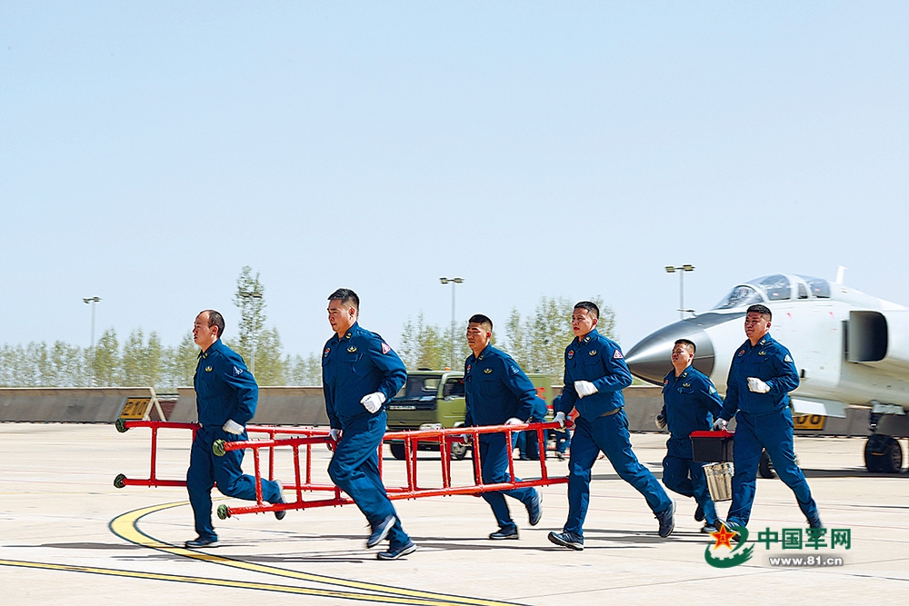 银鹰振翅向战飞——空军航空兵某旅实弹地靶训练影像 005502906abcb87805b471b19a6824c7.jpg