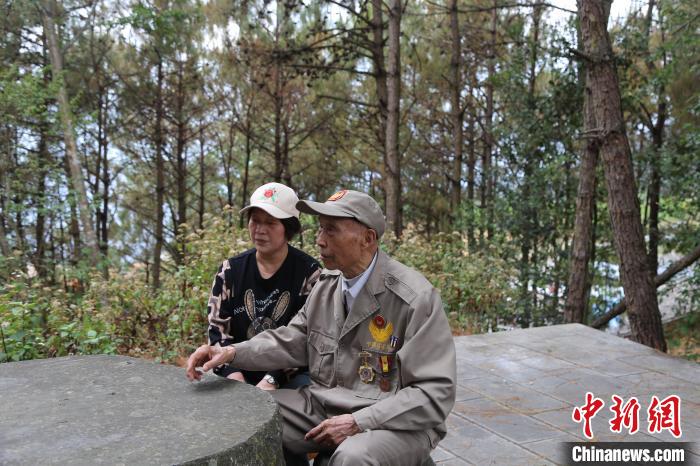 百岁抗战老兵重返松山战役遗址 将在此定居陪伴已逝战友