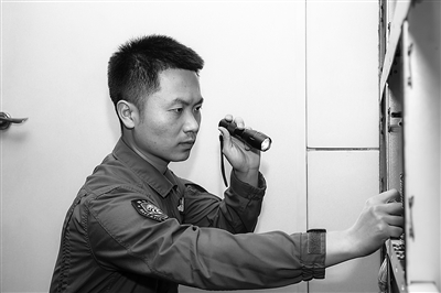 海军航空兵某部二级上士杨茂华:火热青春与战机相伴