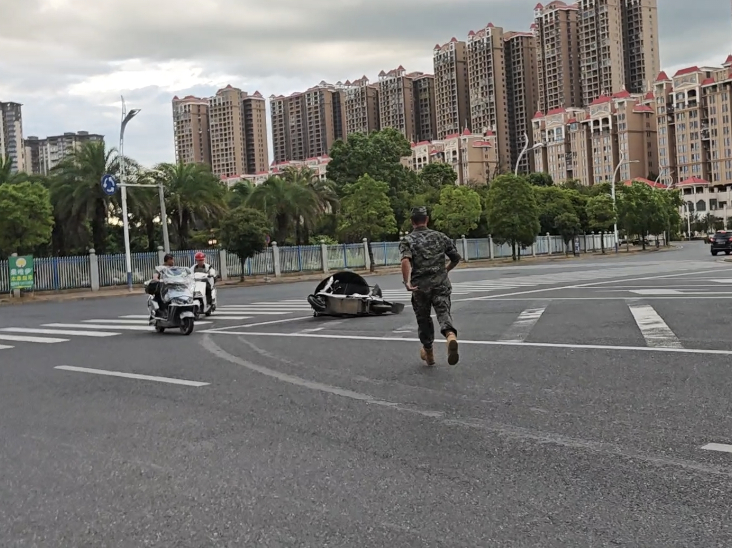 武警官兵归途伸援手 成功救助受伤群众 武警官兵归途伸援手 成功救助受伤群众