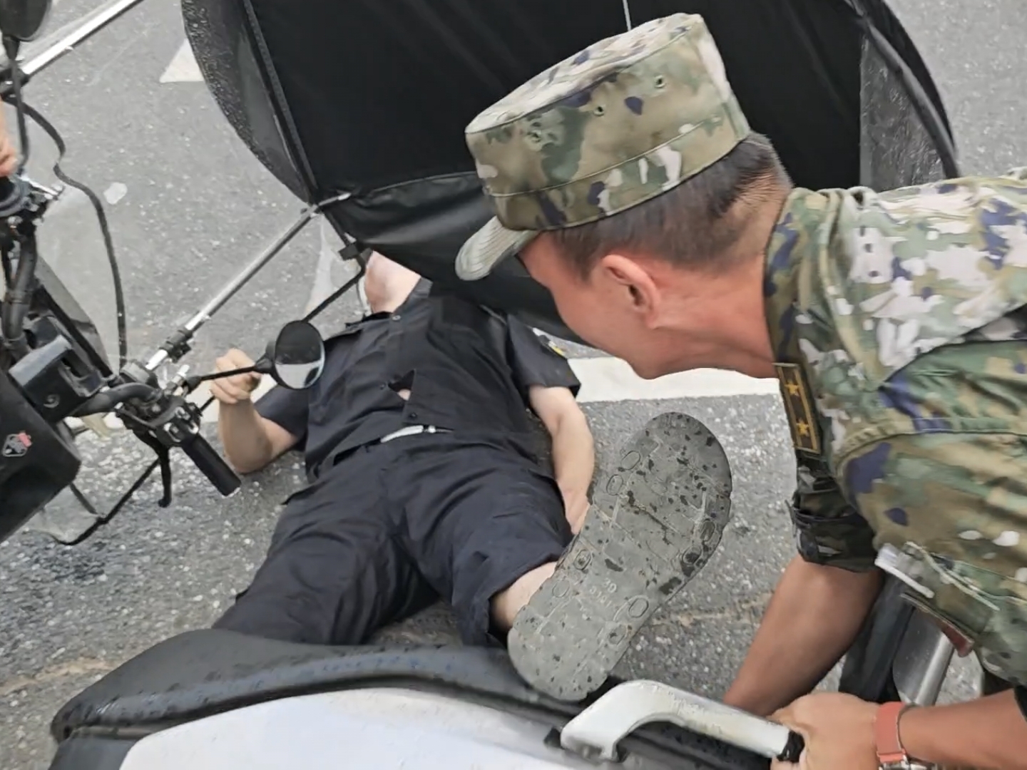 武警官兵归途伸援手 成功救助受伤群众 武警官兵归途伸援手 成功救助受伤群众