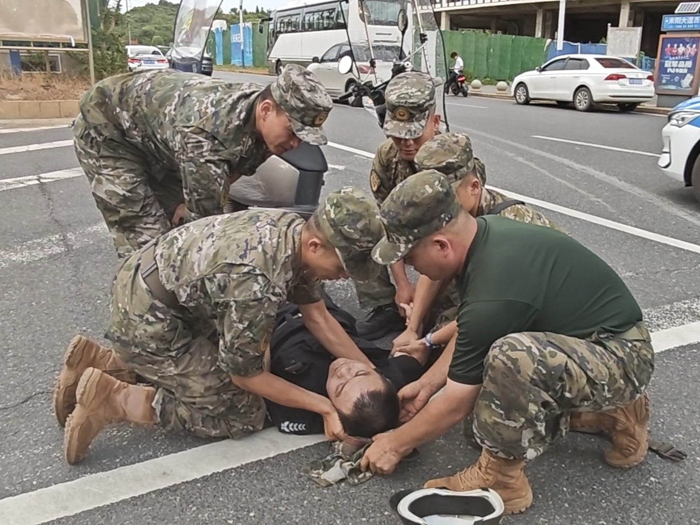 武警官兵归途伸援手 成功救助受伤群众 武警官兵归途伸援手 成功救助受伤群众