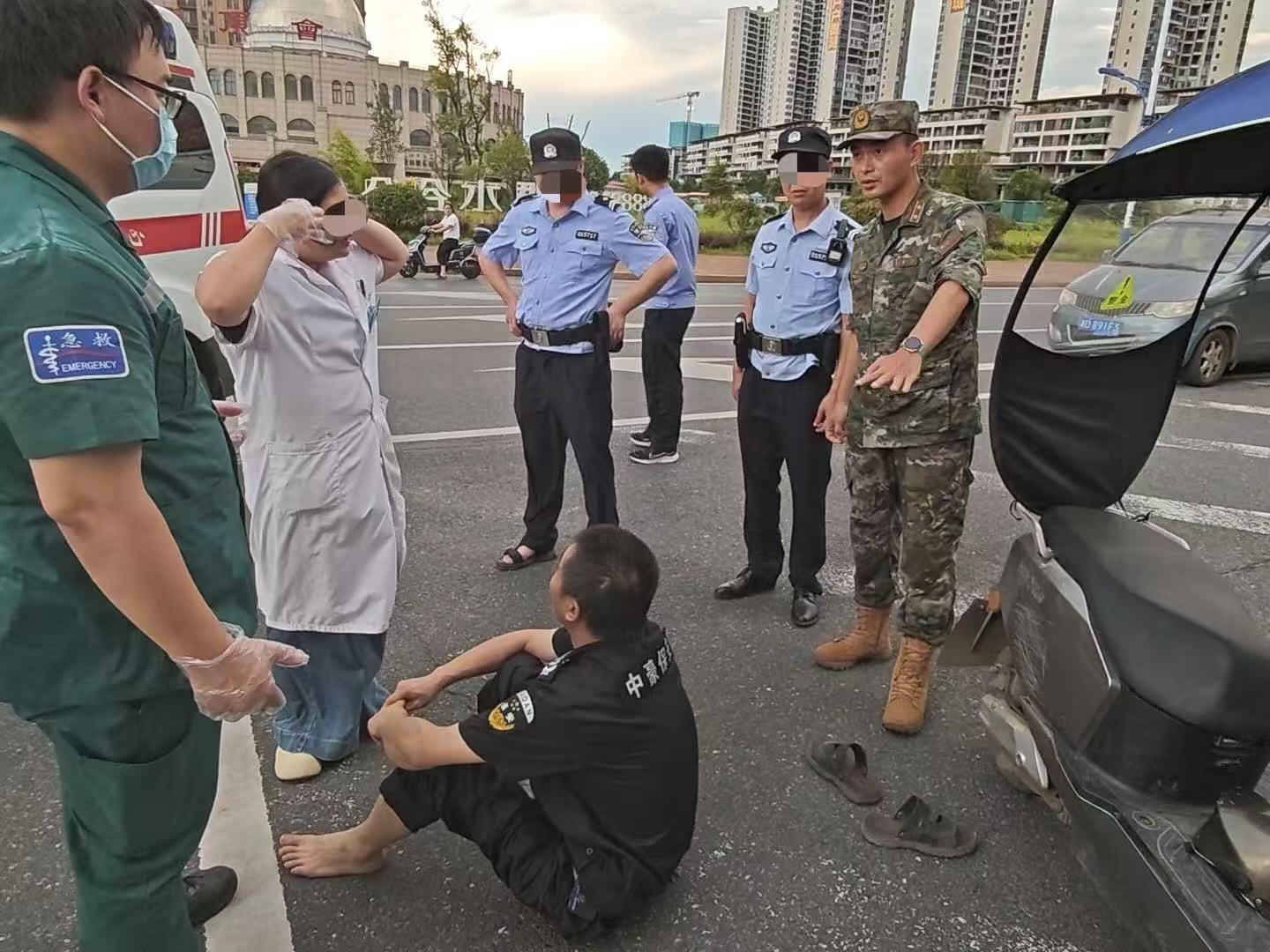 武警官兵归途伸援手 成功救助受伤群众 武警官兵归途伸援手 成功救助受伤群众