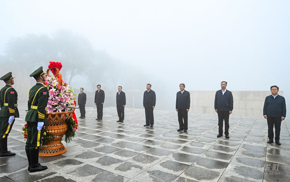 习近平在山西阳泉市向抗战烈士敬献花篮并参观百团大战纪念馆