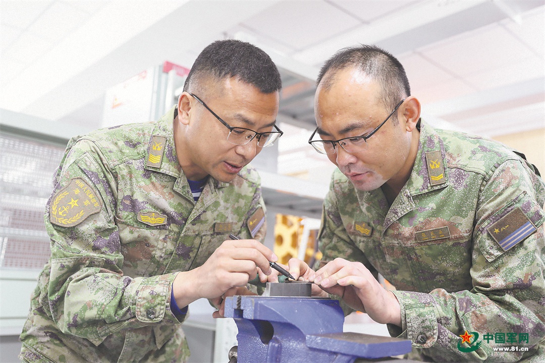 军营观察丨1.005毫米:一枚量块见证匠心传承