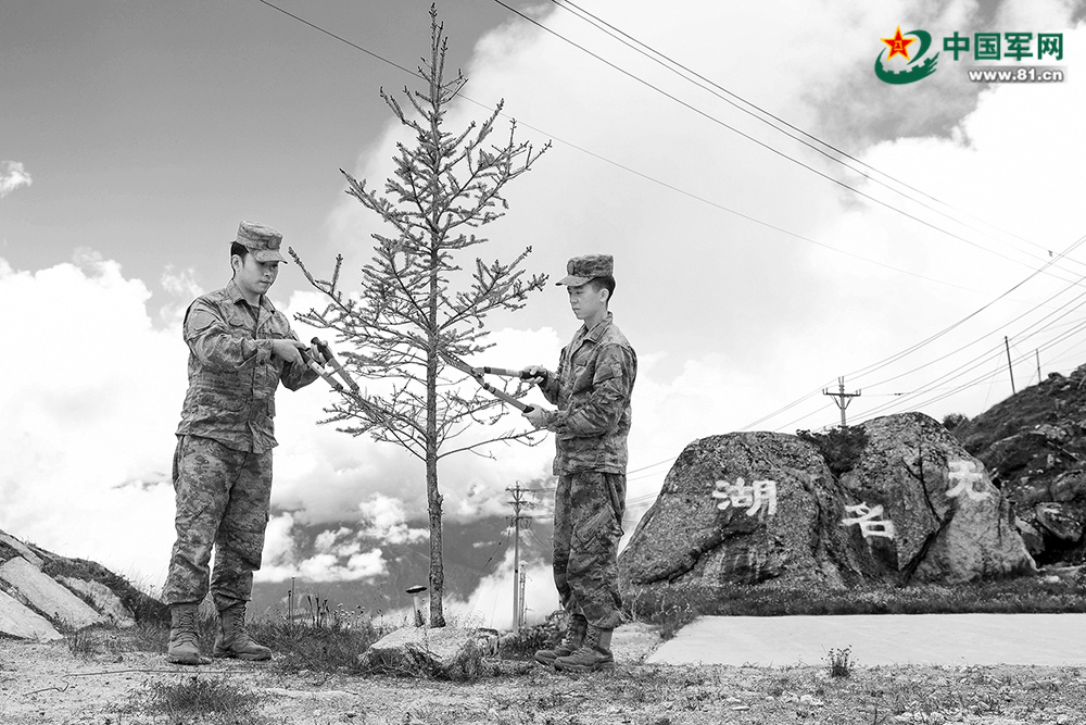无湖无树无路的无名湖缘何成为哨所官兵的精神图腾?