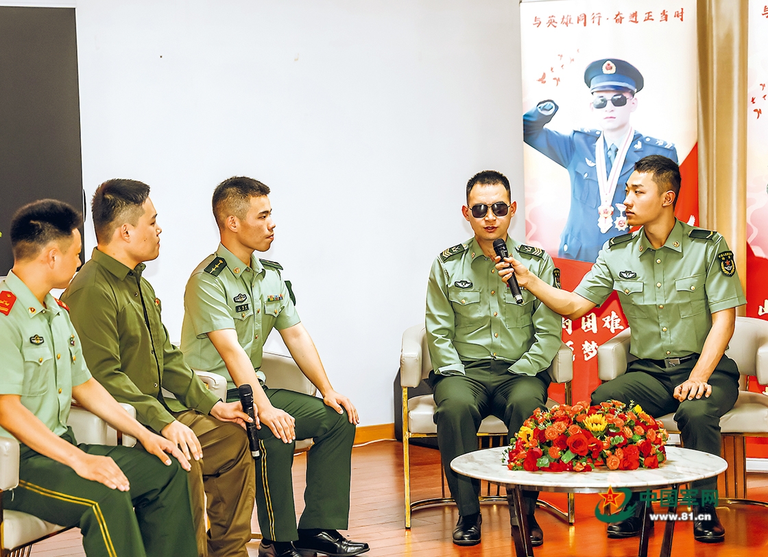 “排雷英雄战士”杜富国来队宣讲,收到了这样一份特殊礼物