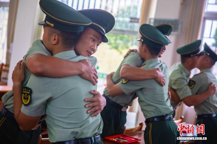 广西桂林武警退役仪式：迷彩青春不散场