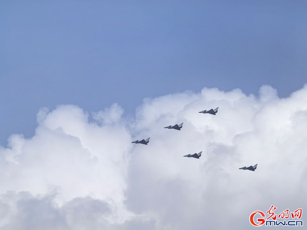 【组图】阅兵空中梯队经过北京市上空