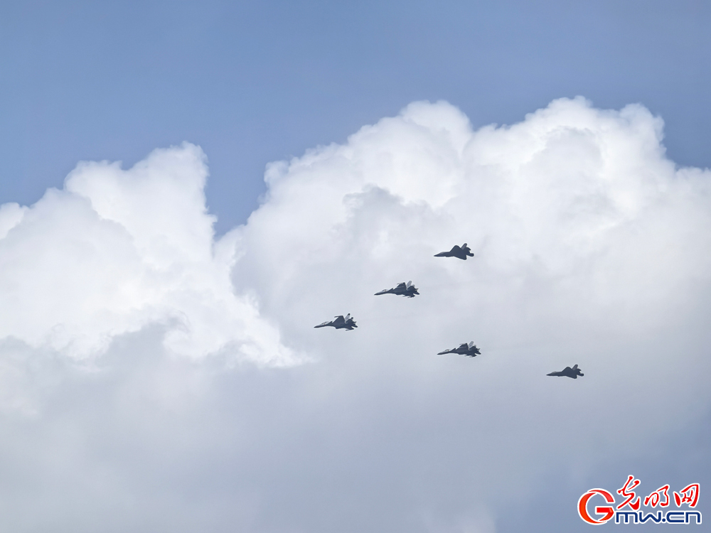 【组图】阅兵空中梯队经过北京市上空