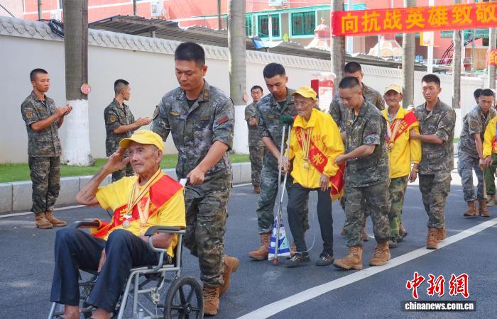 五位抗战老兵重返军营 抗战精神永流传