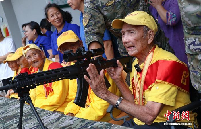 五位抗战老兵重返军营 抗战精神永流传