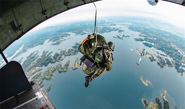 英雄天兵正高飞