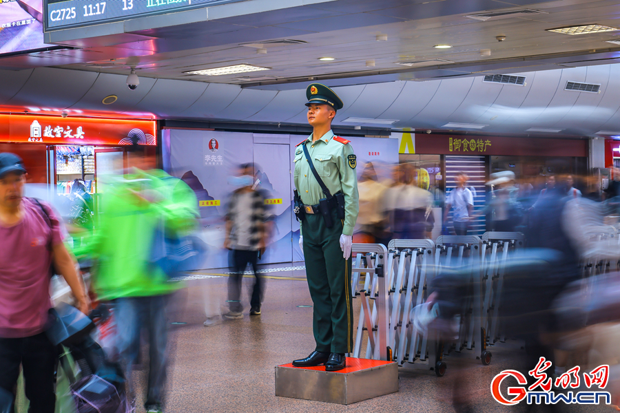 国庆假期迎返程高峰 北京武警官兵全时坚守确保安全