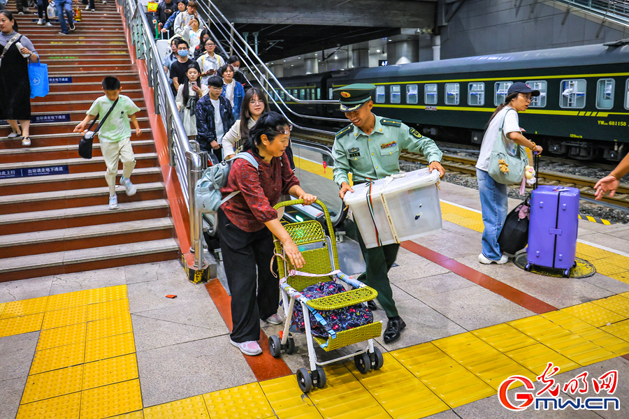 国庆假期迎返程高峰 北京武警官兵全时坚守确保安全