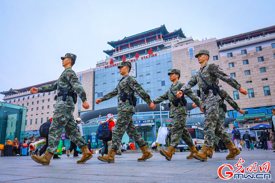 国庆假期迎返程高峰 北京武警官兵全时坚守确保安全