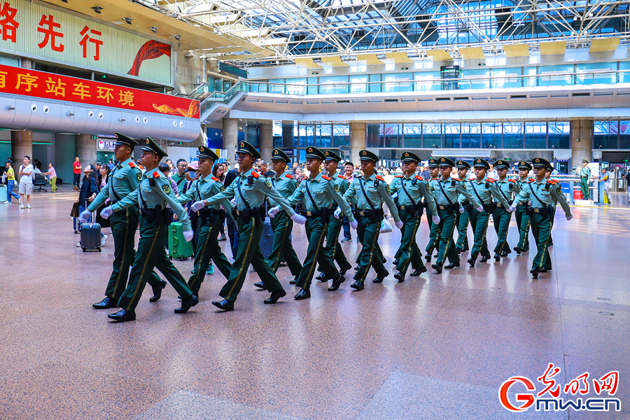 国庆假期迎返程高峰 北京武警官兵全时坚守确保安全
