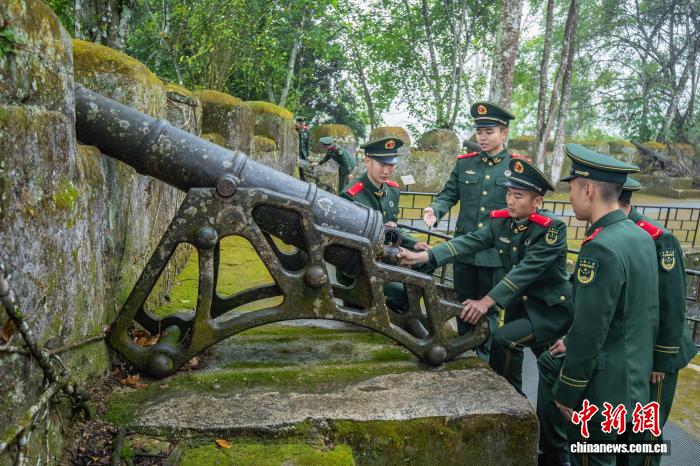 广西凭祥：新兵友谊关下追忆先辈革命往事