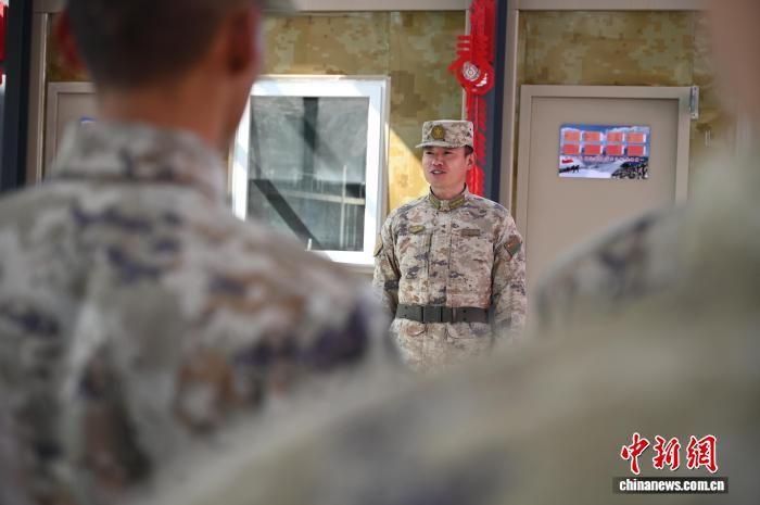 （新春走基层）在世界之巅守护“万家灯火”——探访西藏日喀则军分区海拔5000米以上哨所见闻