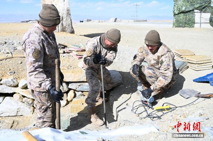 （新春走基层）在世界之巅守护“万家灯火”——探访西藏日喀则军分区海拔5000米以上哨所见闻