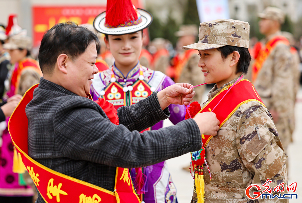 甘肃张掖：多彩活动欢送新兵入伍