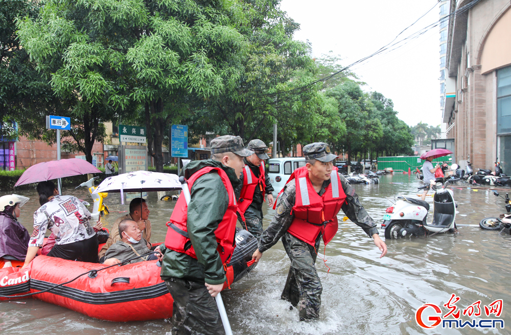 广西钦州突降暴雨 武警钦州支队紧急展开救援行动 广西钦州突降暴雨 武警钦州支队紧急展开救援行动