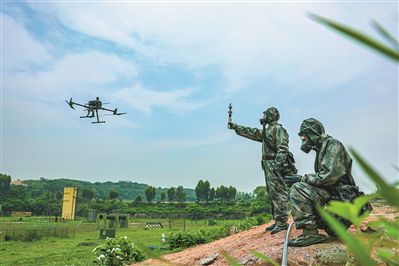 “老飞手”重修无人装备课 第73集团军某旅防化分队利用无人机展开侦察作业。杨 琪摄