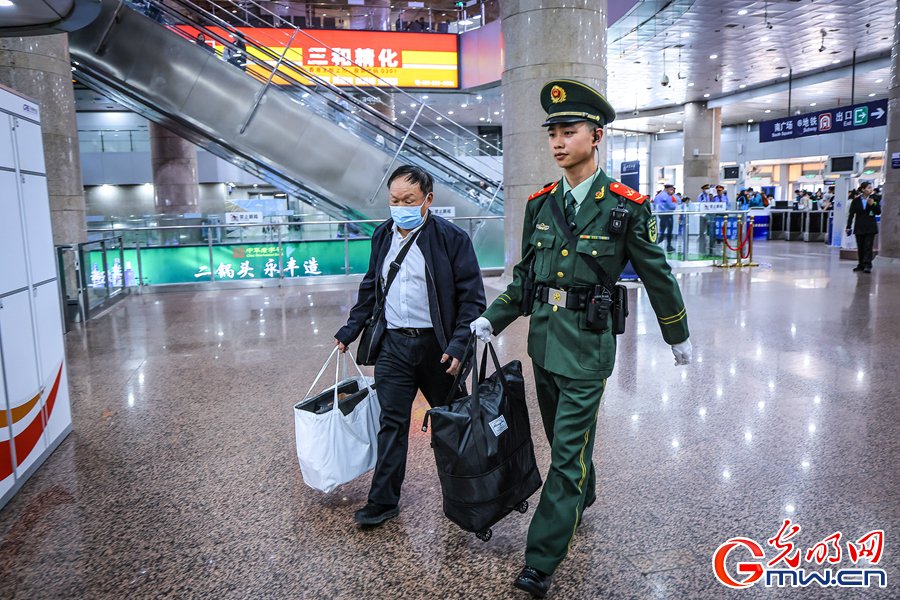 真情服务 武警官兵假期坚守岗位保障旅客平安出行