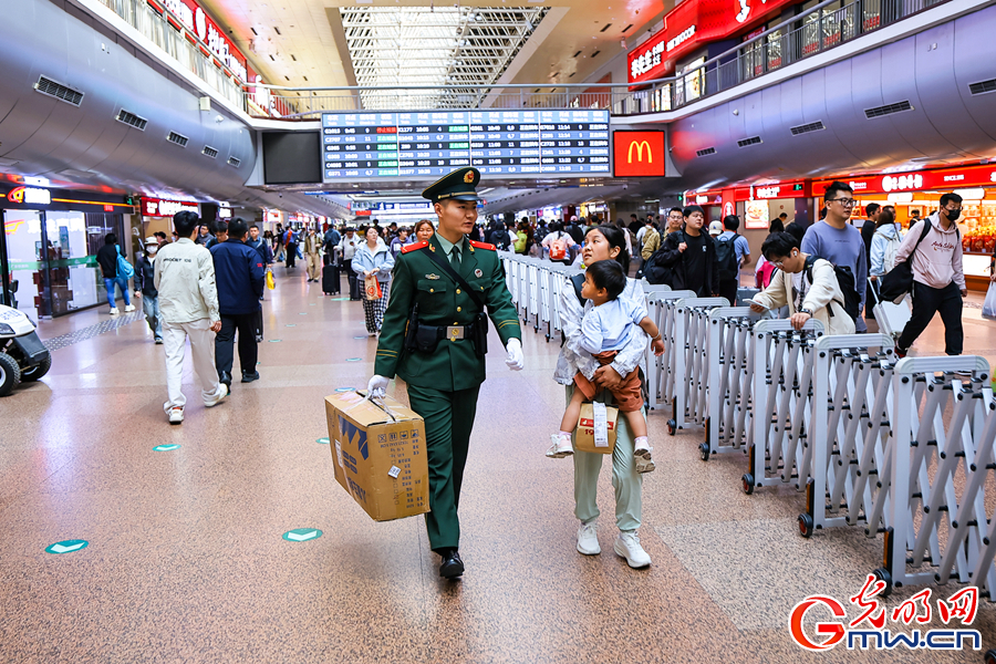 真情服务 武警官兵假期坚守岗位保障旅客平安出行