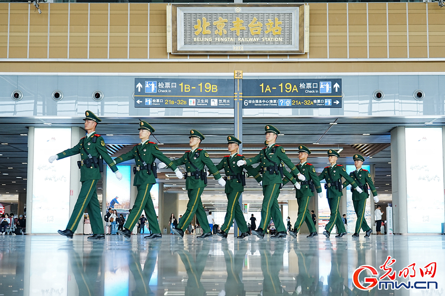真情服务 武警官兵假期坚守岗位保障旅客平安出行