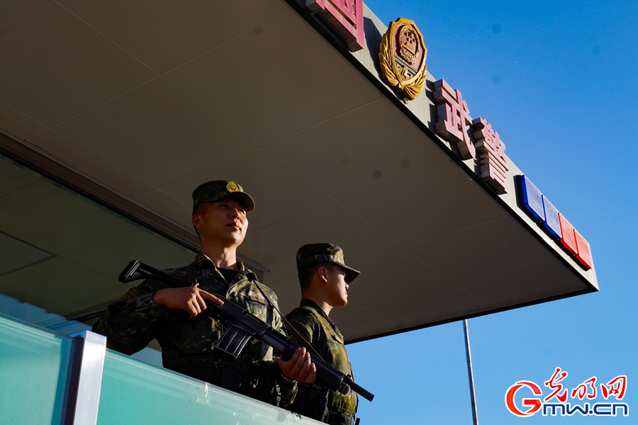 真情服务 武警官兵假期坚守岗位保障旅客平安出行