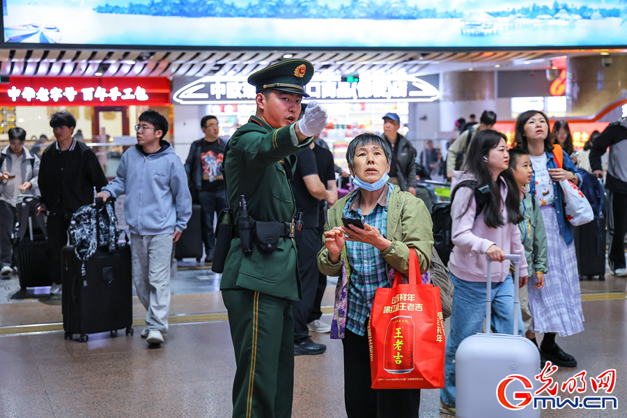 真情服务 武警官兵假期坚守岗位保障旅客平安出行
