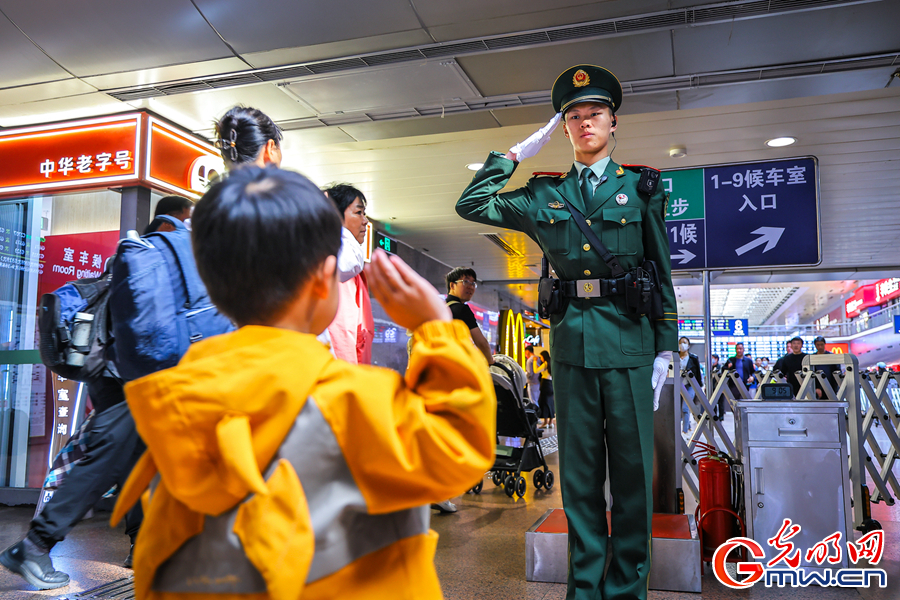 真情服务 武警官兵假期坚守岗位保障旅客平安出行