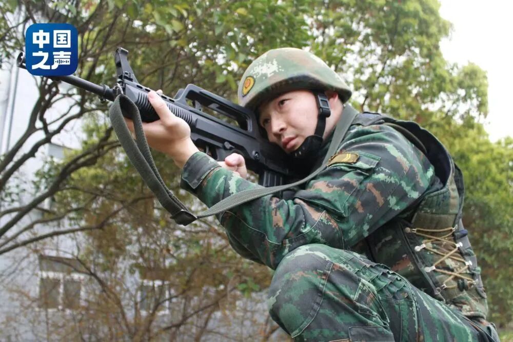 南开学子阿斯哈尔·努尔太两度入伍:我要成为和爸爸一样的英雄