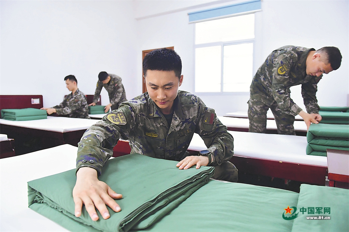 “大个子”为啥“蜷着”睡觉 关注“藏在床铺上”的问题