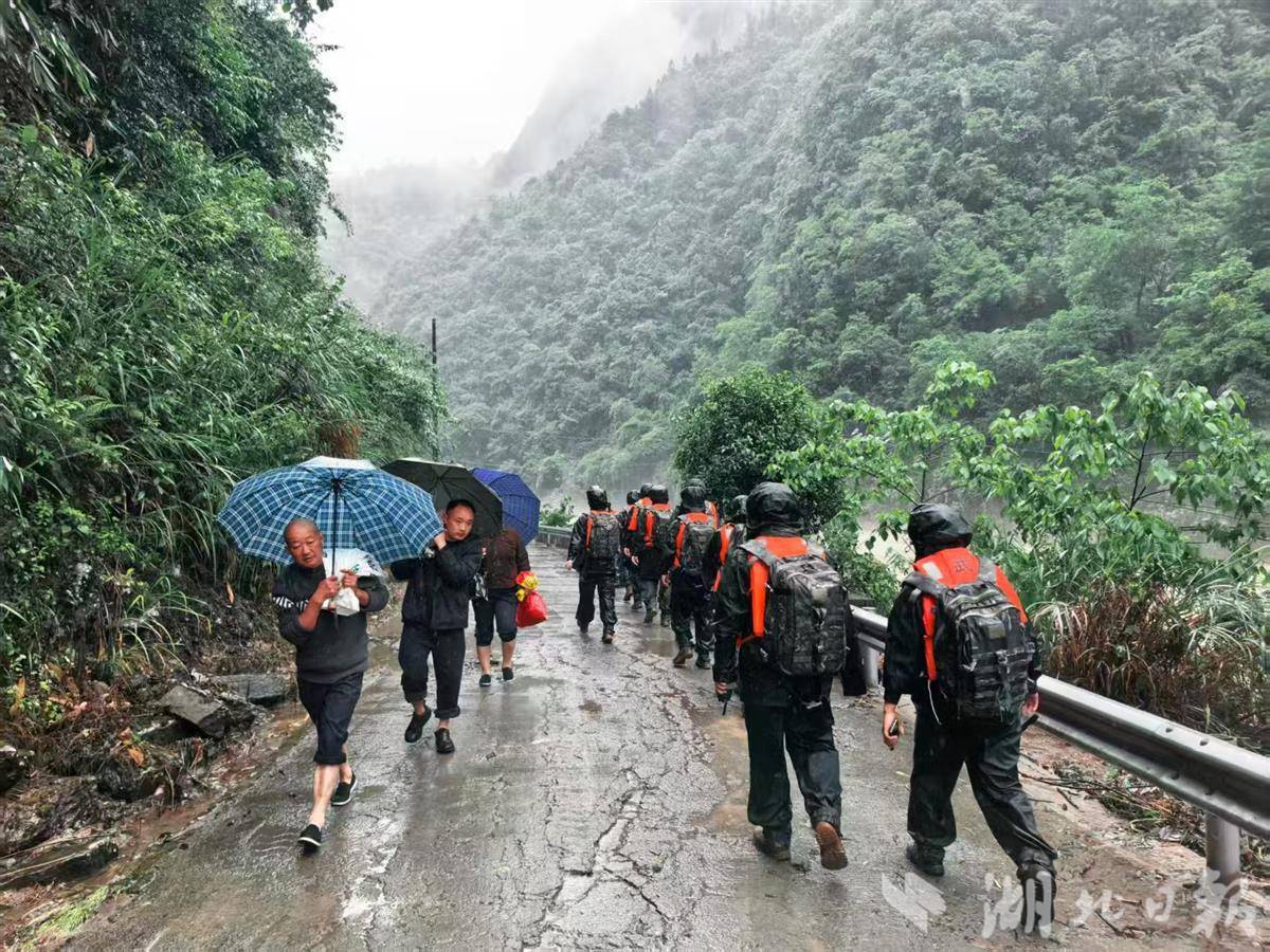 挺进白水河！66名武警官兵徒步救援记