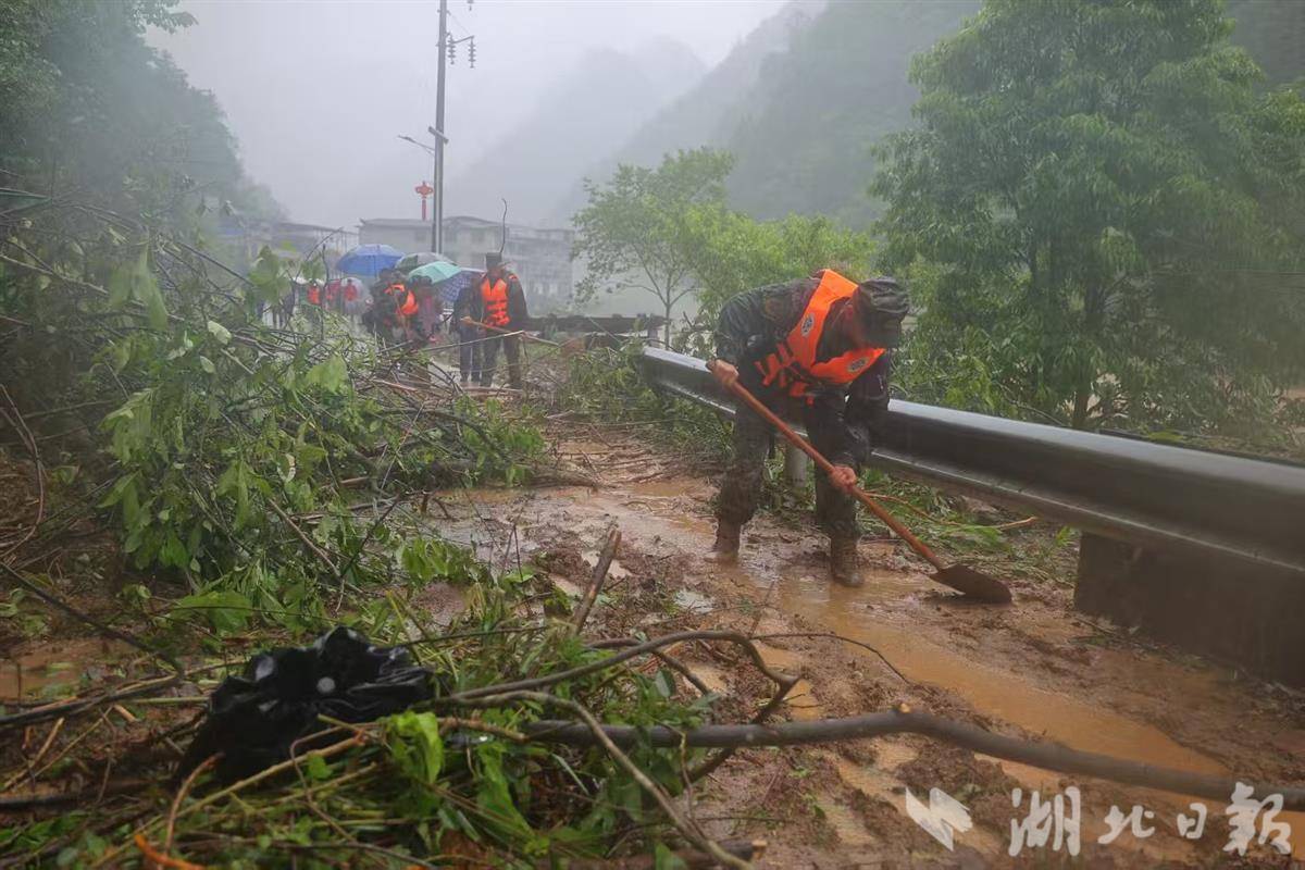 挺进白水河!66名武警官兵徒步救援记 挺进白水河!66名武警官兵徒步救援记