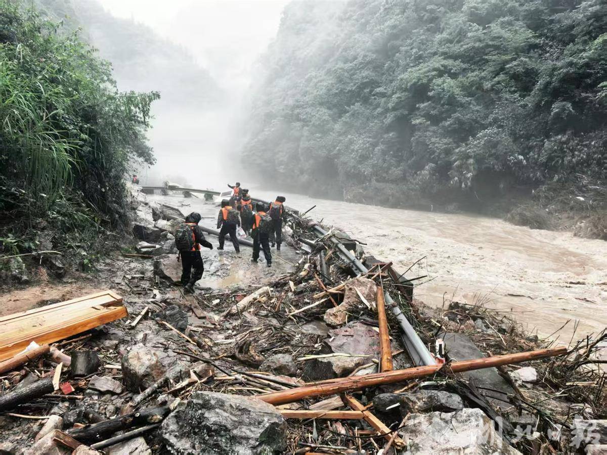 挺进白水河!66名武警官兵徒步救援记 挺进白水河!66名武警官兵徒步救援记