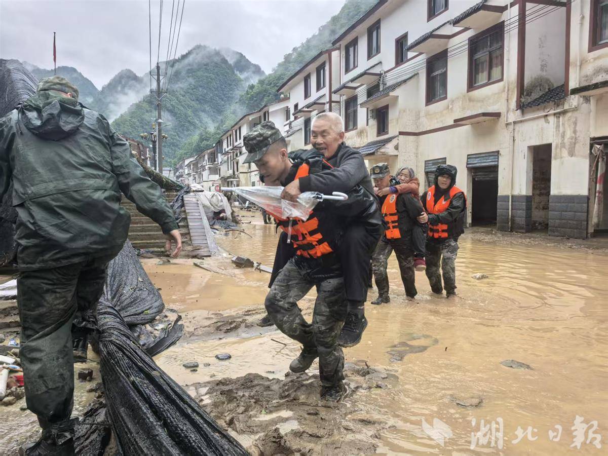 挺进白水河!66名武警官兵徒步救援记 挺进白水河!66名武警官兵徒步救援记