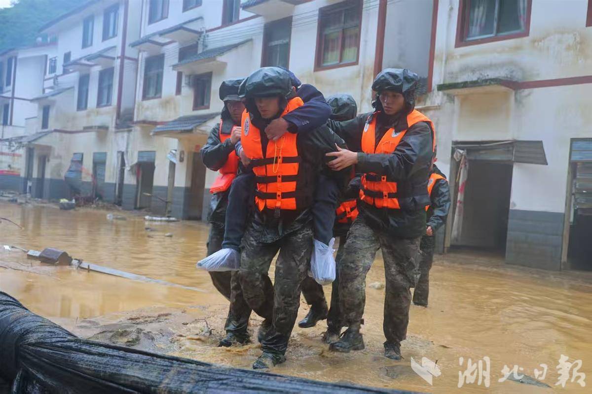 挺进白水河!66名武警官兵徒步救援记 挺进白水河!66名武警官兵徒步救援记
