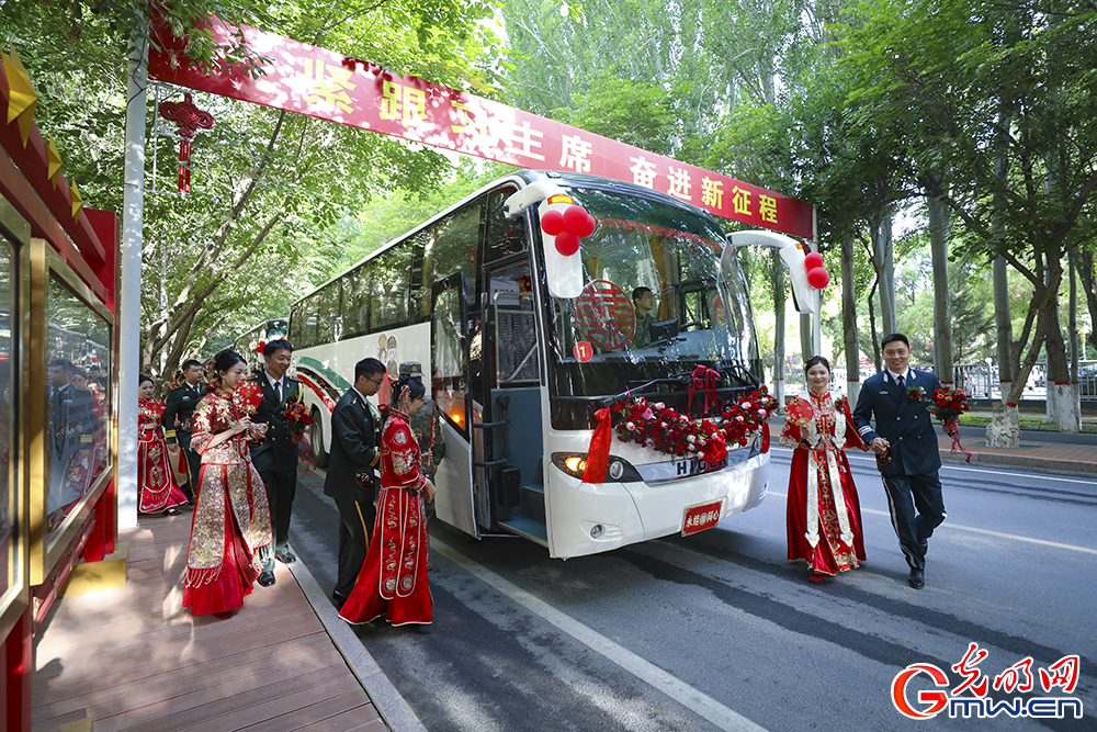 第二届“情定马兰·携手一生”集体婚礼在某基地举办